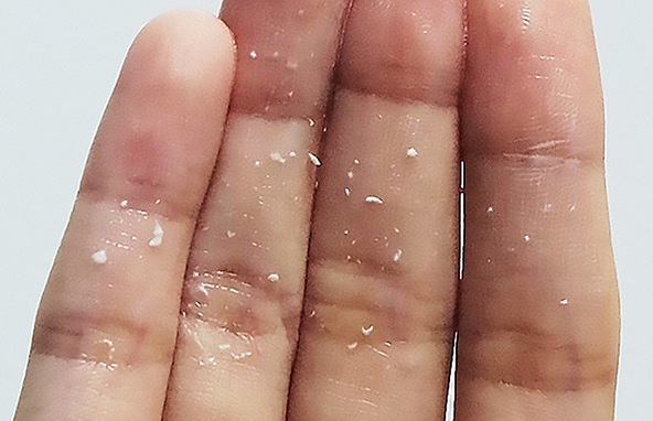 凝膠不能去角質 而凝膠去角質捽出來的擦子膠粒，並不是你的死皮，而是歸功於「陽離子界面活性劑」而出現的，所以用凝膠並沒有真正解決去角質的問題。