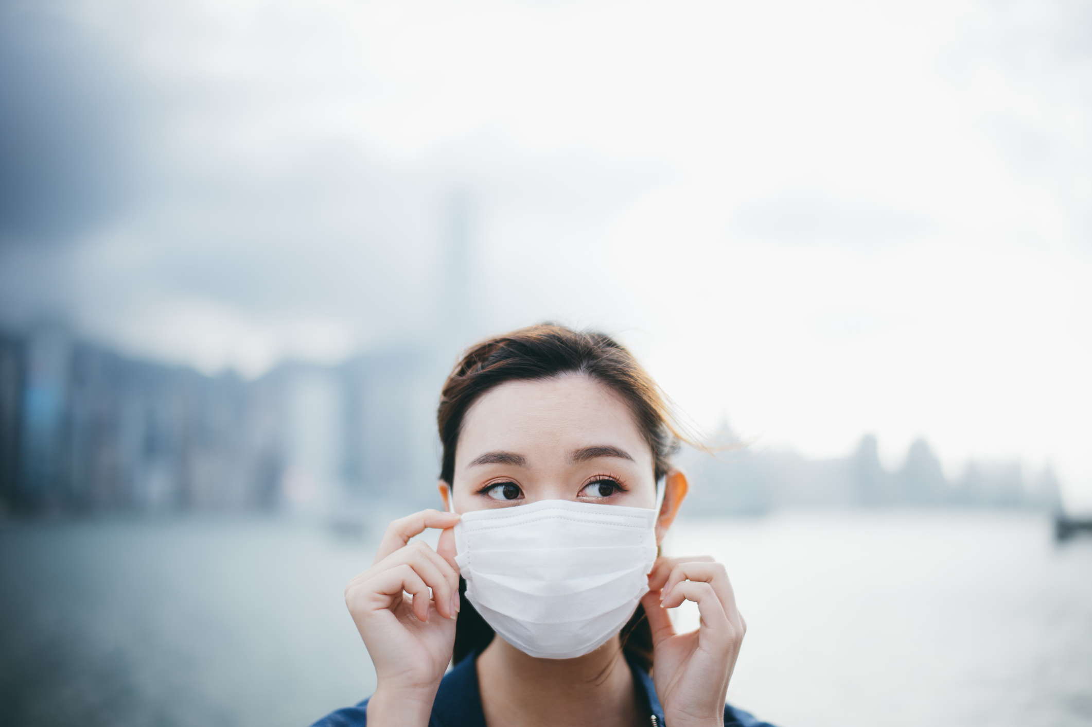 3/誤以為口罩可以防曬 戴口罩會令肌膚感到焗促，容易引發口罩肌，女生們不想增加肌膚負擔，甚至誤以為戴口罩可作保護，所以偷懶不塗防曬，結果⋯⋯反令色斑、雀斑，甚至是荷爾蒙斑大增外，紫外線還會破壞肌膚的膠原蛋白和彈性纖維，加速皮膚老化！