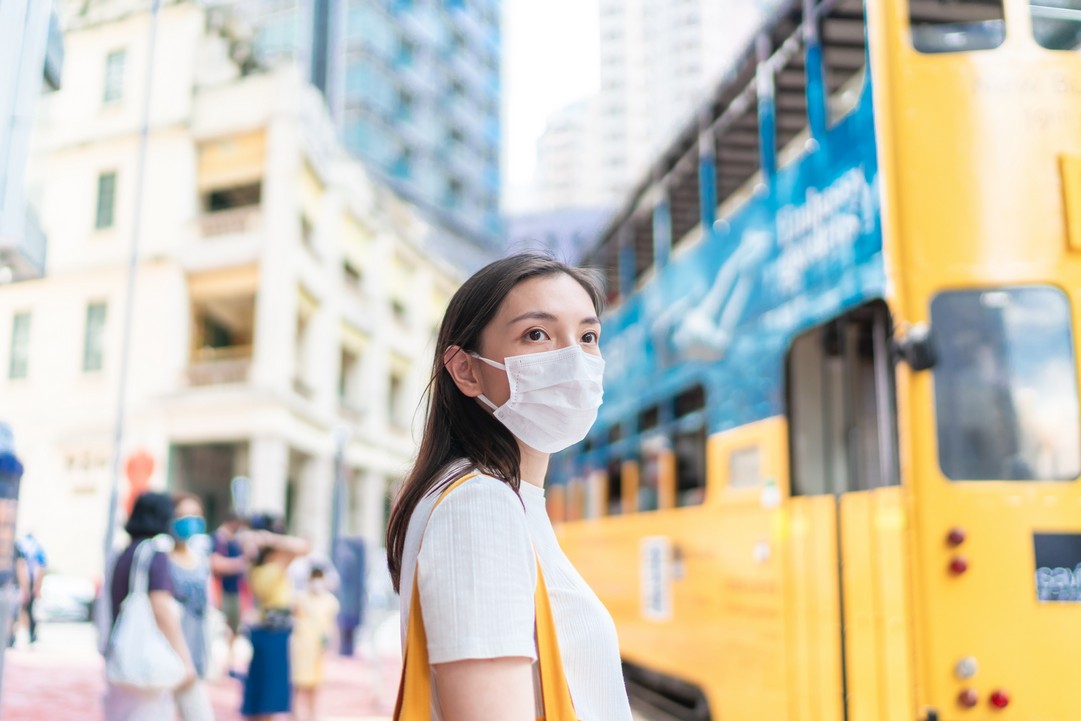 2/ 白色口罩反光易出黑色素 口罩大多數是白色，對光的反射度會更強，因而加劇紫外線對皮膚的侵害，令黑色素變得更活躍。
