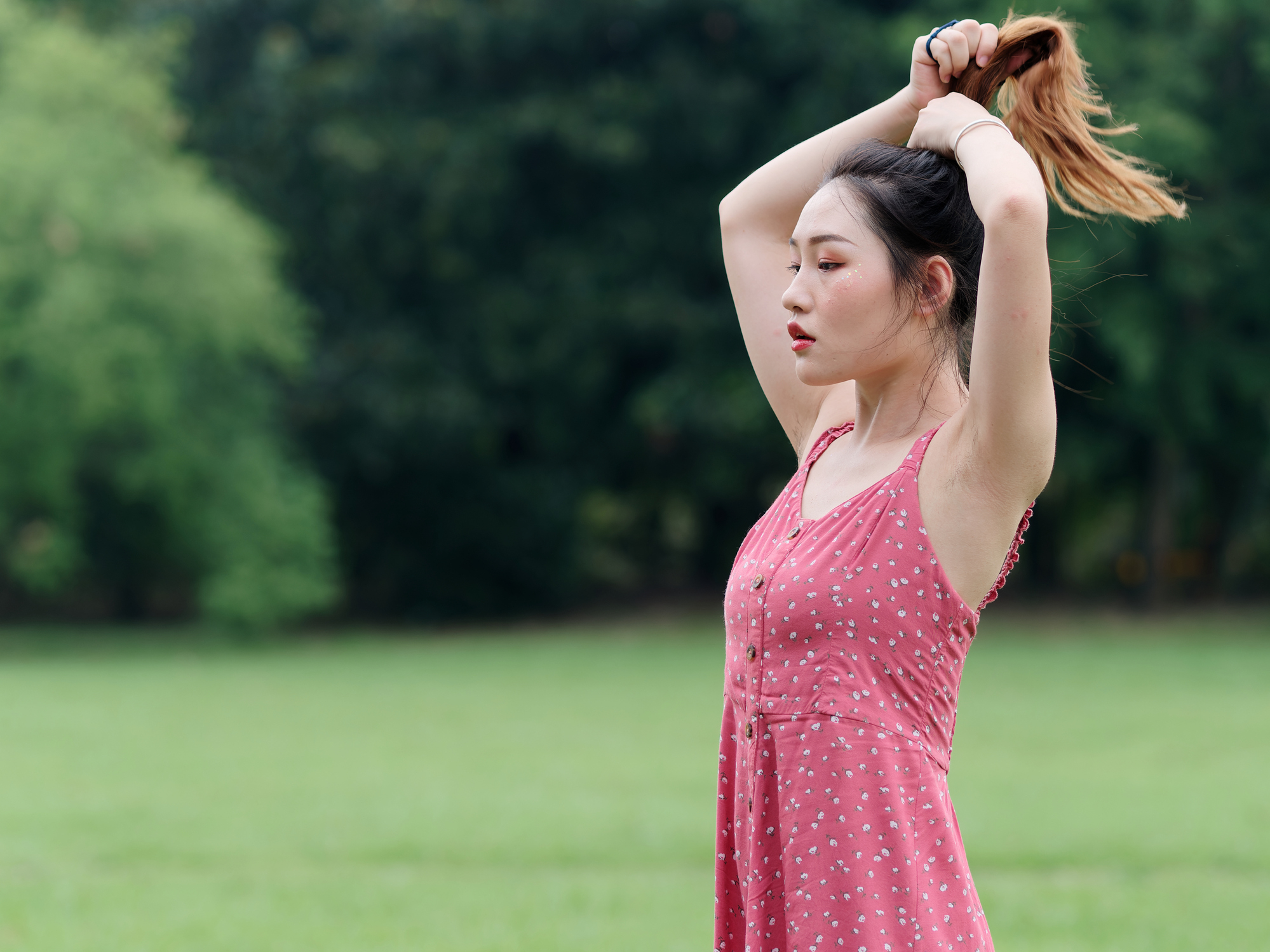 防背脊暗瘡重點3 盤起長髮 長髮至頸以上的女性，在穿上露背衫時最好盤起頭髮，因為附了塵又有油分的頭髮與背部經常摩擦，也很易出現皮膚刺激問題，令粉刺暗瘡等情況出現。