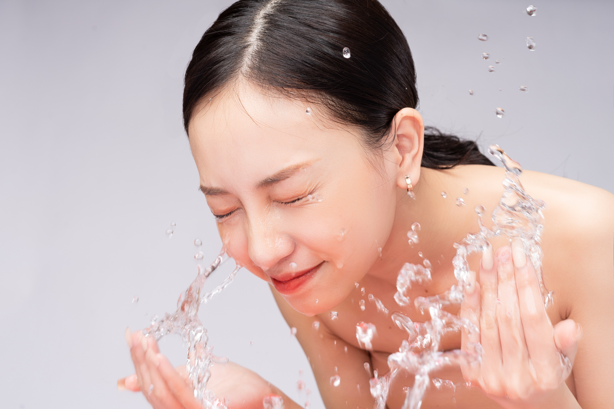 內層 要「水」：直接供水，讓肌膚自己去喝 韓妹保養第一層心法是先大量補充水分、保濕因子、透明質酸，浸潤整個角質層，等於直接從外提供水分讓皮膚大口大口喝，立即解除缺水現象，而且最好補充不同分子大小的透明質酸，才能應付不同層面的肌膚補水問題！
