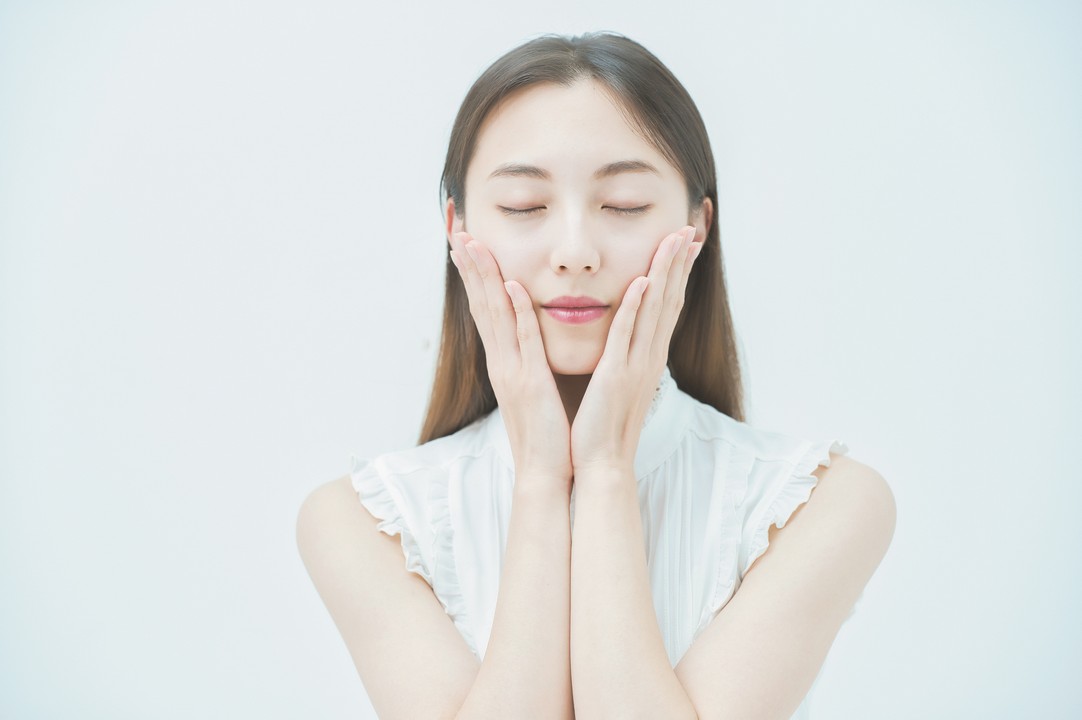 千層派塗抹法 學懂分區、分量的原則。塗完後待1分鐘，等成分稍微吸收再上妝，避免塗粉底又多一層油。