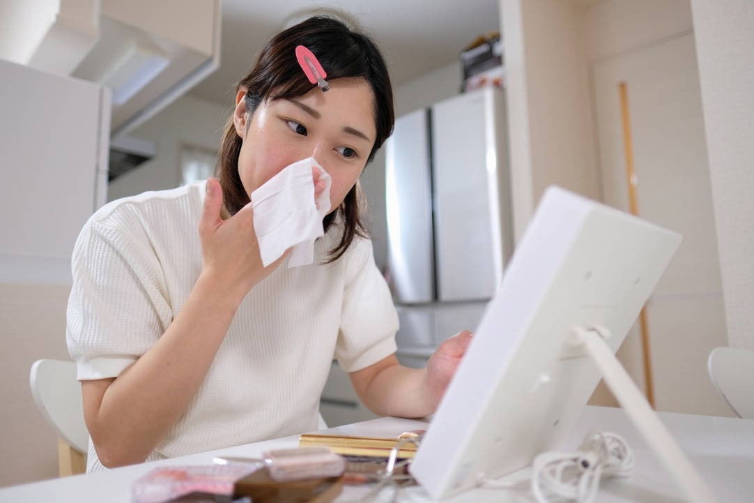 控油、抗暗瘡正確保養1：溫和卸妝、清潔 一到夏日，有人愛勤洗面來洗走面上多餘的油脂，以減低肌膚的油膩感，可是過度清潔肌膚，水溫過高等都是會破壞肌膚的水油平衡，反而會令肌膚出更多油分來平衡你洗走的油脂呢！因此還是建議大家早晚各洗面一次已足夠了。
