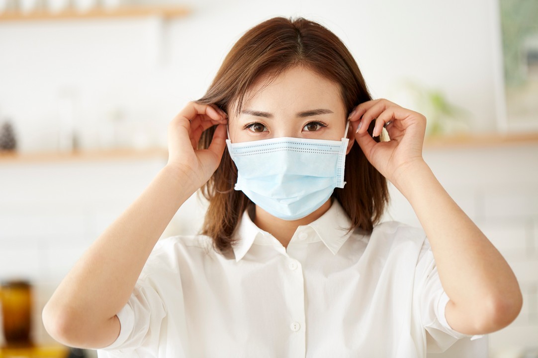 3.多多換口罩 在夏天戴住口罩在悶熱又高溫的環境下，很容易增加肌膚發炎與出油機率，一日一個外科口罩已經是極限，如果跟足正確規矩做，口罩需要4至6小時更換一次呢！並且不可重複使用。因此假設早上出門前戴，午飯時卸除口罩吃東西，過後便不應戴上同一個口罩，所以每天出門應要預備2至3個口罩放在身上為佳。