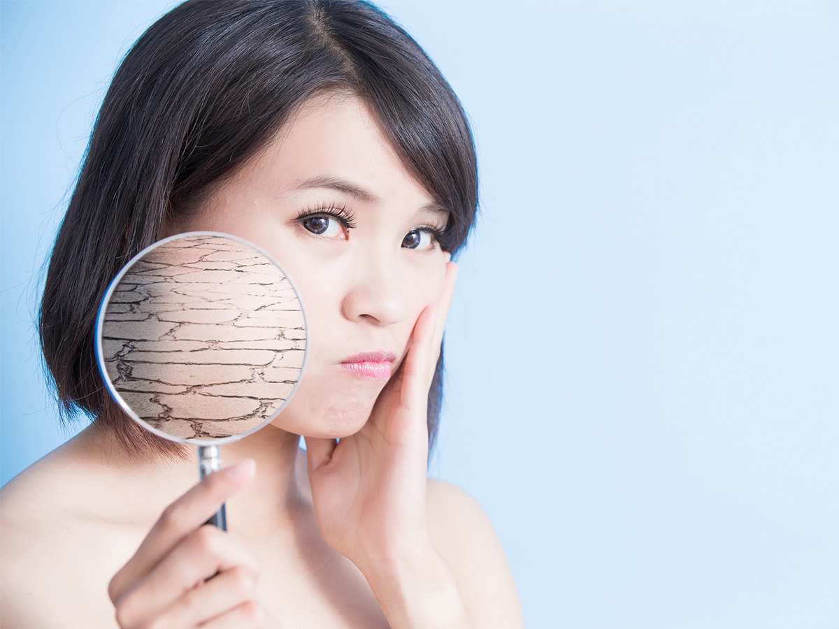 敏感肌保養迷思2：只有乾性肌才會成為敏感肌？ 任何膚質都有可能成為敏感肌。醫學上敏感是指一種狀態，而不是一種膚質，所以油性、中性、乾性肌都有可能成為敏感肌，別以為只有乾性肌會出現乾癢脫屑，就算是膚況相對穩定的中性肌，如果用錯保養品或是面臨換季、心理壓力時，敏感問題也會找上門。