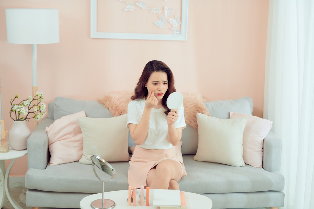 抗衰老1/ 皮膚吃飽膠原   維持「修復力」 真皮層是美肌的最大後台，就像肌膚的「根基」。年輕時皮膚的彈性纖維和膠原蛋白能確實將水分和養分吸收儲存，之後膨脹起來延續到表皮，看起來就是健康有彈力的肌膚。但年紀增長及作息壓力，修復力下降造成纖維受損，肌膚的「根本」不保，肌亮度、緊緻度皆下降。所以要回復年輕的強壯膚質，一定要維持膠原蛋白的修復水準。
