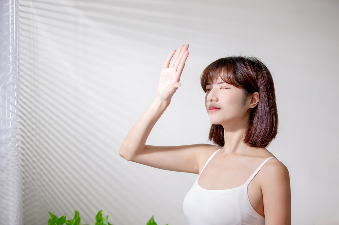 要美白  別再做的壞習慣3/ 不注重防曬 這幾年疫情關係而要戴上口罩，而好多人都誤以為口罩遮了大半塊面已可以免去塗防曬這一步，Graci要在此同大家講，不論任何天氣、任何時間、有戴定無戴口罩都好，你都要好好地塗上防曬保護肌膚。長時間在烈日下不但會曬傷，甚至讓妳的黑色素、色斑沉澱，不到兩三年後，你的肌齡就會不知不覺間多10歲了！