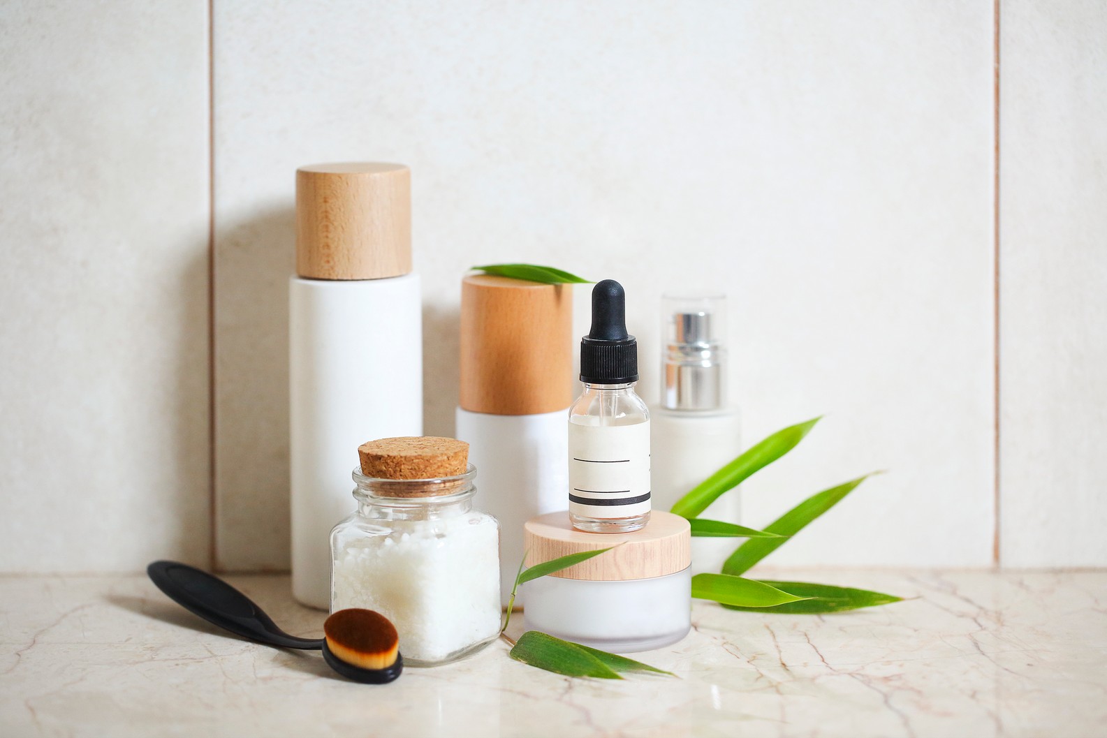 抗衰老2/  同系列產品用到底  一般抗衰老的護膚品都用了高效的星級成分來加強抗老效果，因此質地都會較為滋潤。而香港女性就最愛挑選不同品牌至有效的產品混合一起塗上面，其實Graci就不太建議這樣做，一來混合不同品牌成分的產品易令皮膚出現敏感問題，反會令皮膚造成負擔，還是建議一用就用晒同一系列的產品，避免產品成分之間打架，更可以將品牌的核心成分徹底滲入肌膚改善衰老問題。