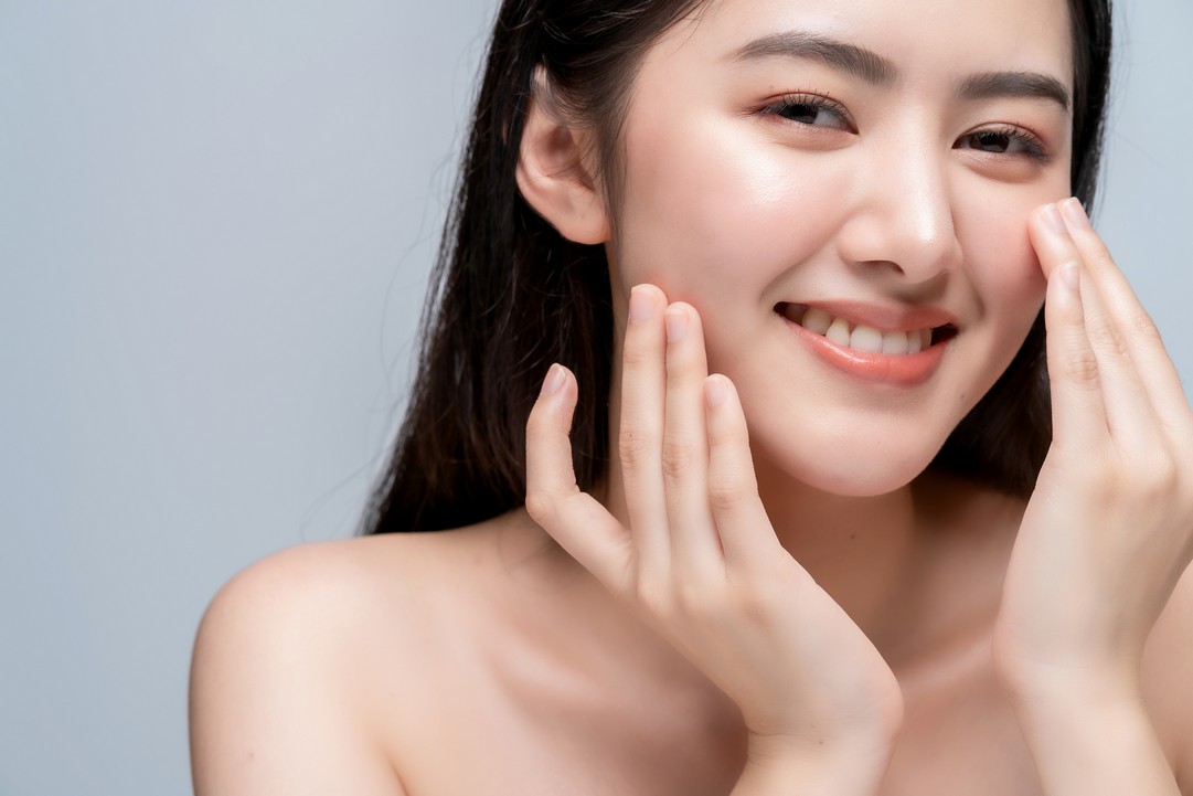 送氧、抗氧化無障礙 氧氣成了維持肌膚運作的「燃料」，讓細胞交換養分與廢物，維持活力。而年輕健康的皮膚可以很快經由血液得到氧氣補充，但是随着年齡增長，微血管老化會拖慢「送」氧效率，使得细胞分裂速度變慢，膠原及彈力纖維减少，皮膚就會變得暗沉乾燥、出現皺纹和色斑。  要防止微血管老化造成的缺氧，一方面藉由按摩刺激血液「送氧」，同時要使用抗氧化產品來驅走自由基對肌膚的侵害，以達至去黃及抗衰老作用。