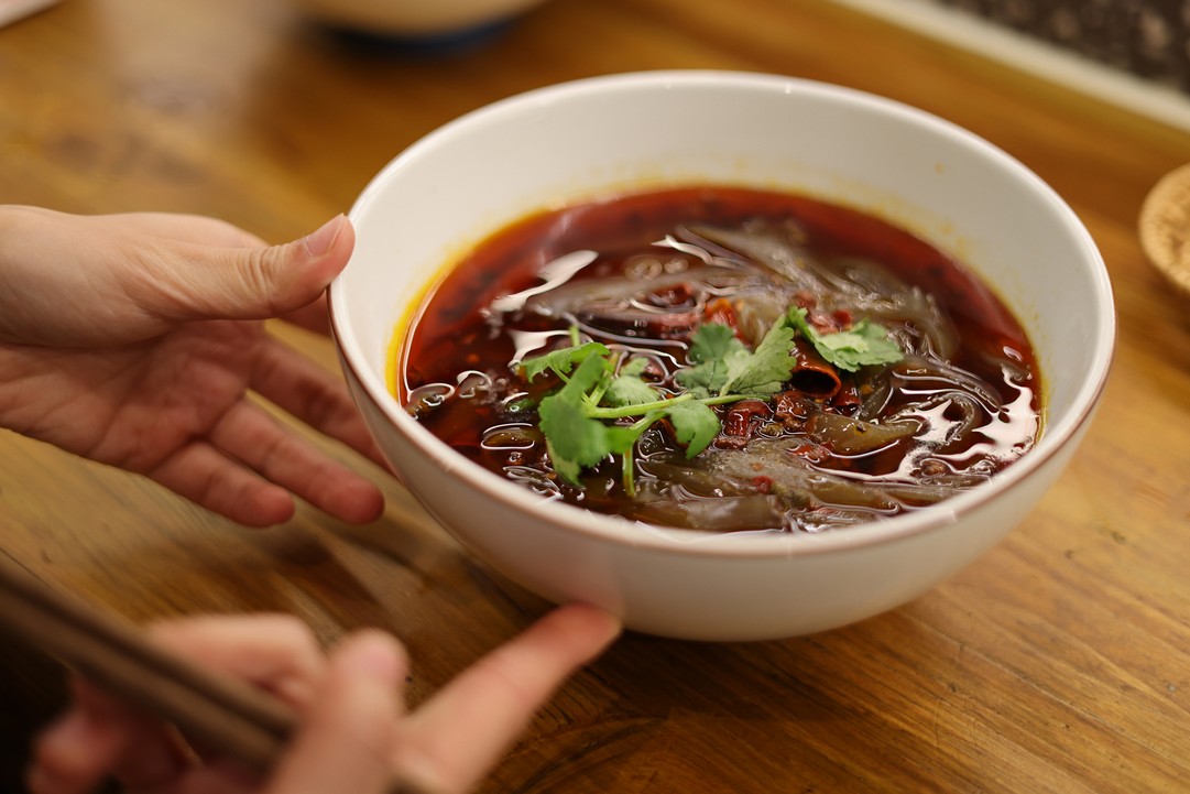 飲食太過刺激 飲食也會影響皮膚的，如辛辣、煎炸、油膩的食物雖然美味可口，卻會容易引起皮脂腺分泌更多的油脂，盡管乾性肌油脂較少，但也會有出油的問題，因而增加黑頭粉刺形成的機會。