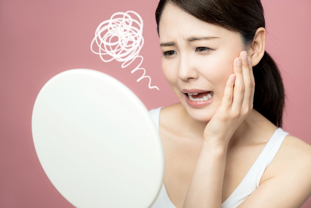 二氧化氮易出斑出紋  《生命時報》Life Times曾做過一個研究，追蹤世界不同種族國籍人士，研究指出，污染程度僅小幅上升都會加速色素沉著和皮膚老化，每立方米空氣中的二氧化氮增加10微克，色素斑點和皺紋就會增加25%。而這些污染物更可以經由我們的毛孔、傷口、鼻等重要通道穿入體內呢！大家不要睇少那10微克的影響。