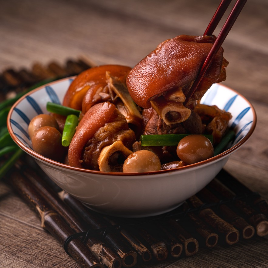 拯救下垂蘋果肌方法3 多食含膠原蛋白食物 蘋果肌與法令紋有著密切的關係，當蘋果肌呈飽滿的狀態時，法令紋及淚溝相對不顯眼，而飲食都有助蘋果肌維持飽滿，秘訣就是多攝取含膠原蛋白的食物，如雪耳、豬耳、豬軟骨、牛筋、魚皮等等。