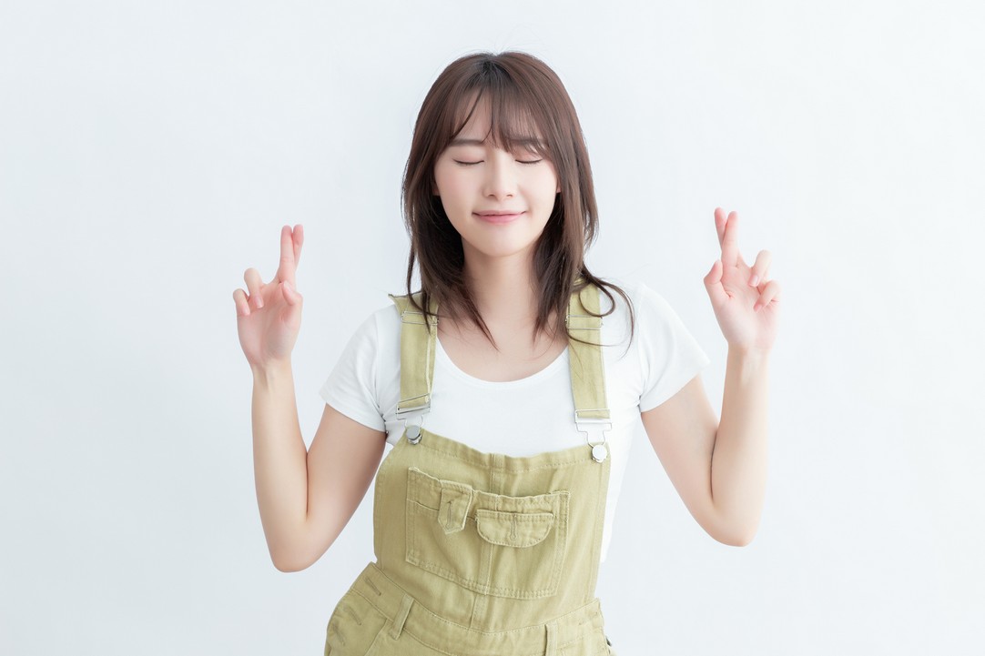 5大預防法令紋方法 預防法令紋方法1：好好管理面部表情 面部動作表情過於誇張，尤其是經常大笑、撇嘴、抿嘴等，這些表情會引致法令紋附近的肌肉不斷伸縮，令肌膚彈性有所受損，慢慢出現褶皺，法令紋就變得更明顯。
