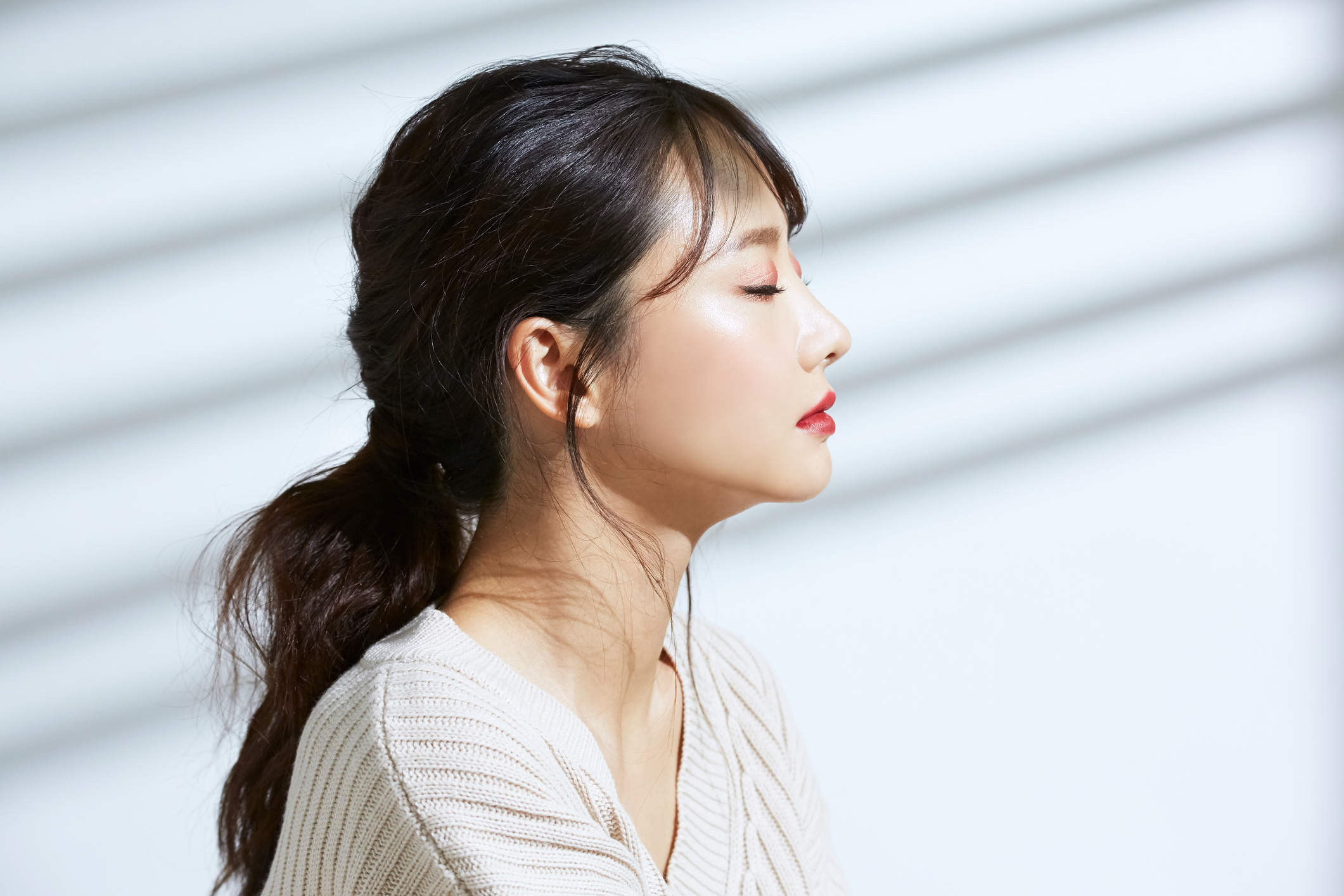 養出「鑽石肌」保濕、美白、抗老缺一不可 鑽石一向是女性們最好的朋友，鑽石肌更是大家最終極的武器！養成如鑽石般的肌瓦度，保濕、美白、抗老三者缺一不可；同時要維持柔軟保水的角質層，和密實膠原蛋白的真皮層，才能「合體」成完美折光透光的肌膚。