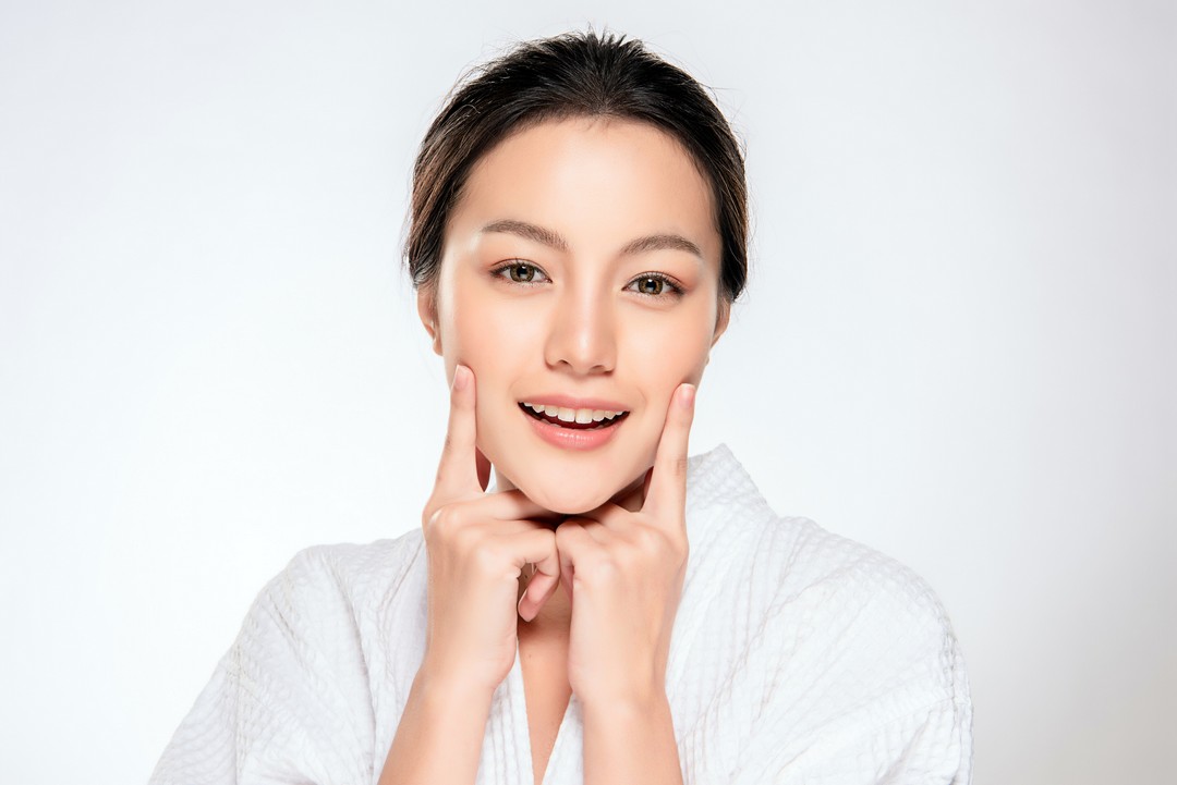 做好保濕、代謝循環  皮膚即亮燈  其實不只是高溫、生活壓力，如熬夜晚睡、睡眠品質不好，也會影響肌膚油脂分泌，令第二日睡醒膚色都不會好。Graci仔細觀察過一眾韓妹，發現保濕補水、代謝循環是2大關鍵！只要補充足夠的營養能量，讓肌膚吃好一點，激發出的亮采就像睡了一場好覺一樣呢！