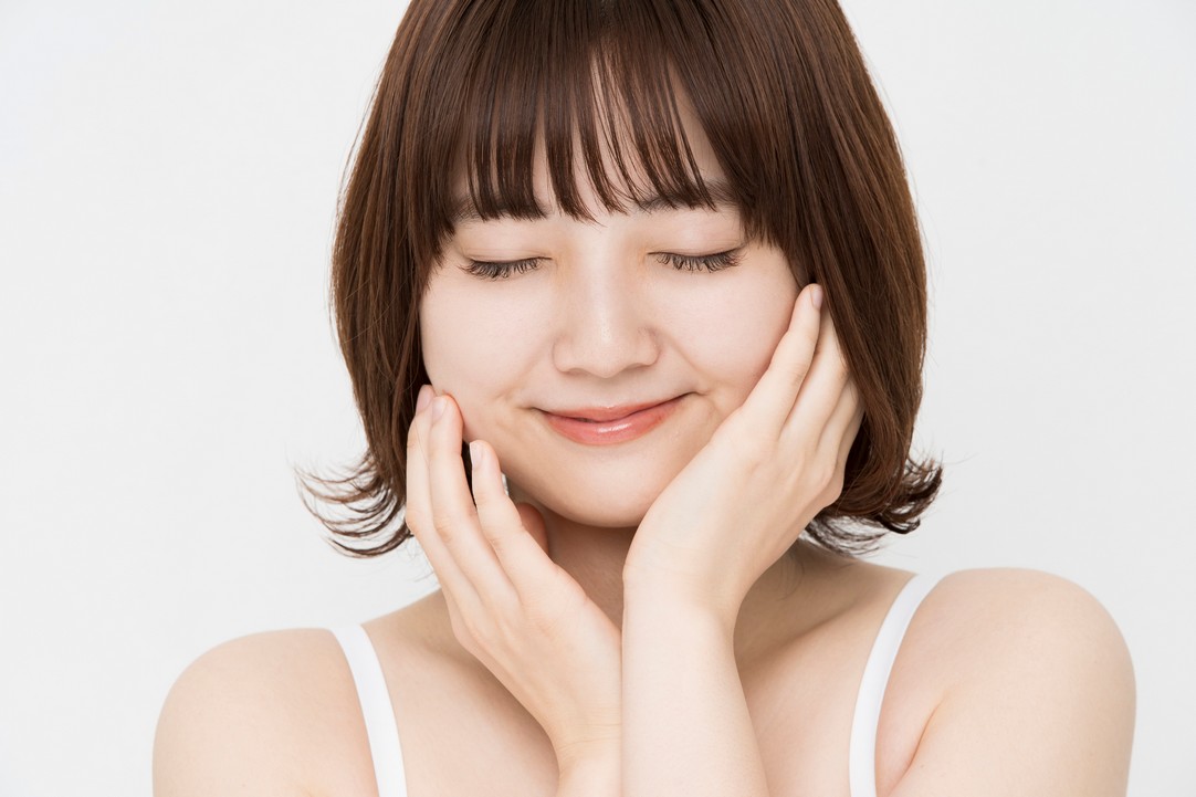 法令紋成因1：先天遺傳 如果女生天生法令紋特別深，就無可否認是受遺傳因素影響。