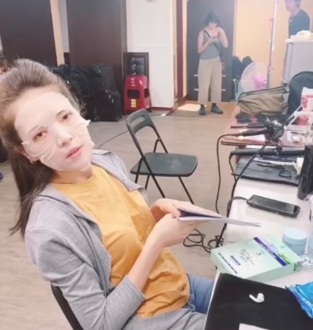 珍惜每滴精華  敷熱毛巾助吸收 傳授人物：許瑋甯 許瑋甯妝前一定會敷上保濕面膜！選擇親膚且保濕力足的面膜作為妝前急救打底，不只是為了讓妝感更服貼，也是拍戲、上節目前的醒膚醒腦小秘訣，在敷完面膜後還會再用熱毛巾將面蓋住，讓熱氣把剩餘的精華全都吸收進去，這樣就算冬天皮膚也是一樣水潤Q彈、不乾燥！