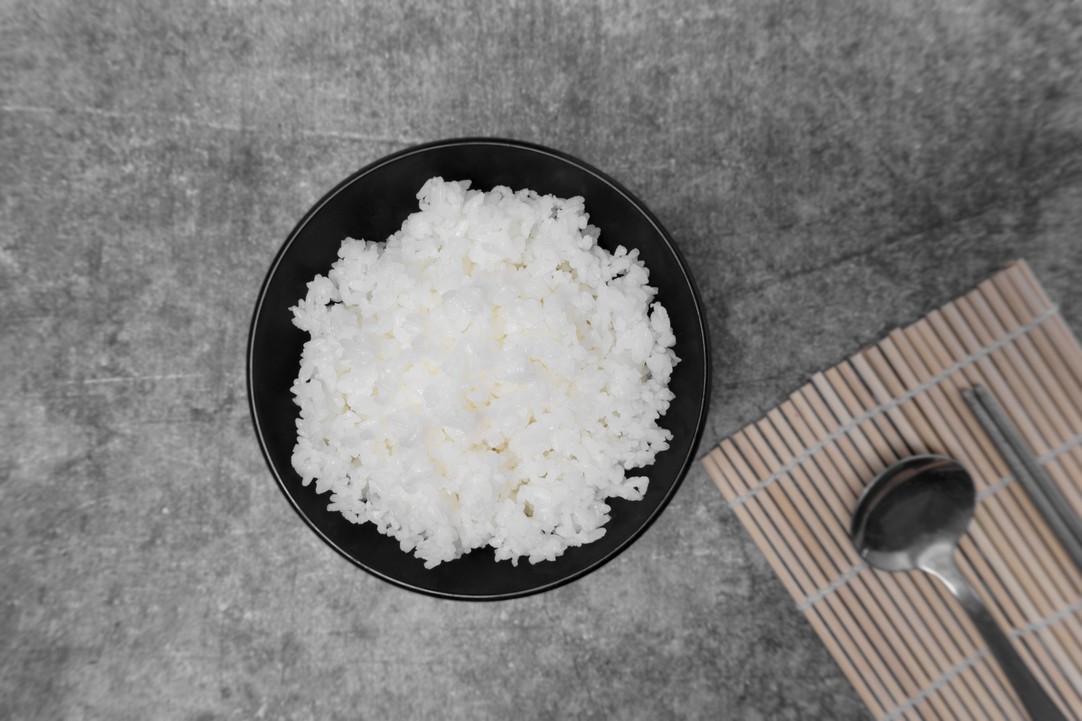 去黑頭方法第3位：飯 這是民間智慧，用米飯去黑頭夠天然，沒有化學物，不傷害皮膚。因為飯帶有黏性，而且飯的熱力會令毛孔擴張，使黑頭容易被飯黏出來！  效果：★★★★☆  方法：先用溫水洗面，令毛孔打開。拿起小半碗熱飯，將飯搓成小飯糰，放在鼻翼兩側及鼻頭來回滾動，黑頭多的地方可以滾動多數次，毛孔的污垢會慢慢被米飯帶出。轉糯米飯效果更佳，因黏性更強。