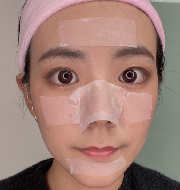 化妝棉使用技巧2：視乎成分決定功效 用化妝棉通常有兩種功效，保濕或是去角質，如是保濕的話、除了擦抹之外也可以濕敷，如是去角質的，成分多含有果酸，透過擦抹令角質脫落。注意的是化妝棉雖然有二次清潔效果，但絕對不可以取代卸妝品，還要應該卸完妝、洗完面於晚間使用。