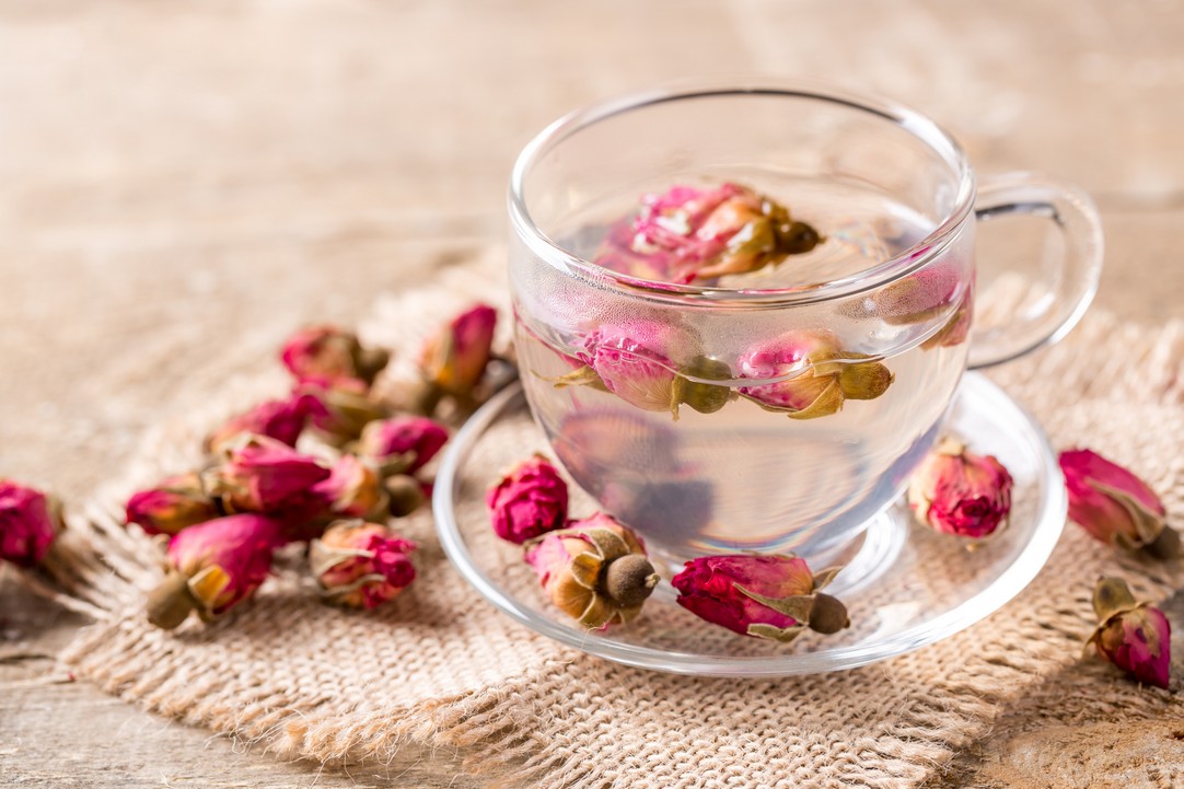1/番茄玫瑰美白茶 活血去斑 功效：番茄含有抗氧化的茄紅素，能對抗自由基對皮膚的破壞，玫瑰則有美顏活血的功效，一同食用有美白去斑作用。